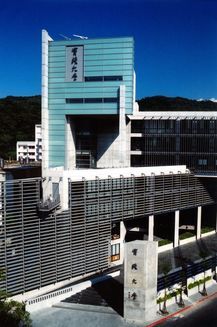 學校大門前空照